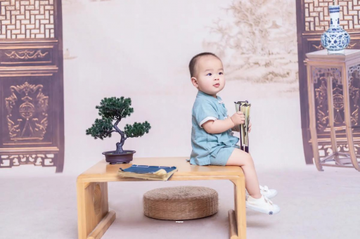 张家口宝宝边吃奶边挣扎烦躁